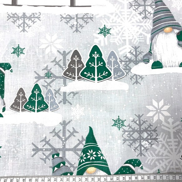 Tessuto di cotone - Gnomi verdi natalizi e fiocchi di neve su grigio
