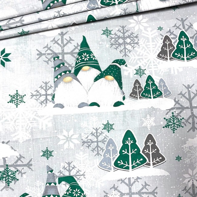 Tessuto di cotone - Gnomi verdi natalizi e fiocchi di neve su grigio