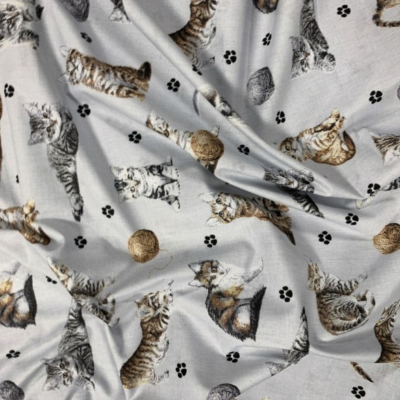 Tessuto di cotone - Zampe di gatti e filato su grigio chiaro