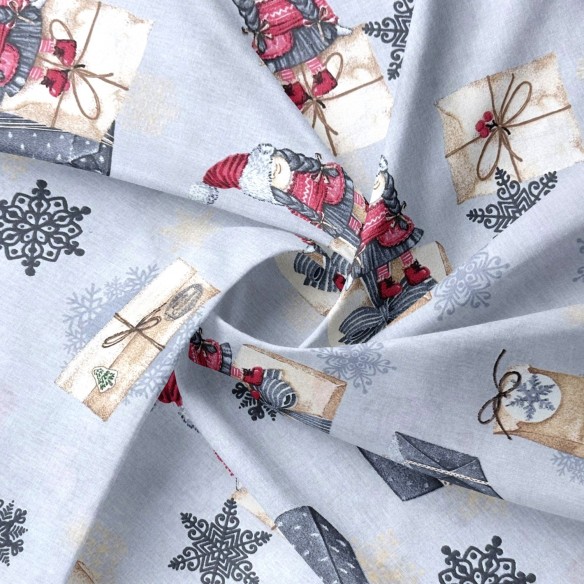 Tessuto di cotone - Gnomi natalizi con regali e lettera in grigio