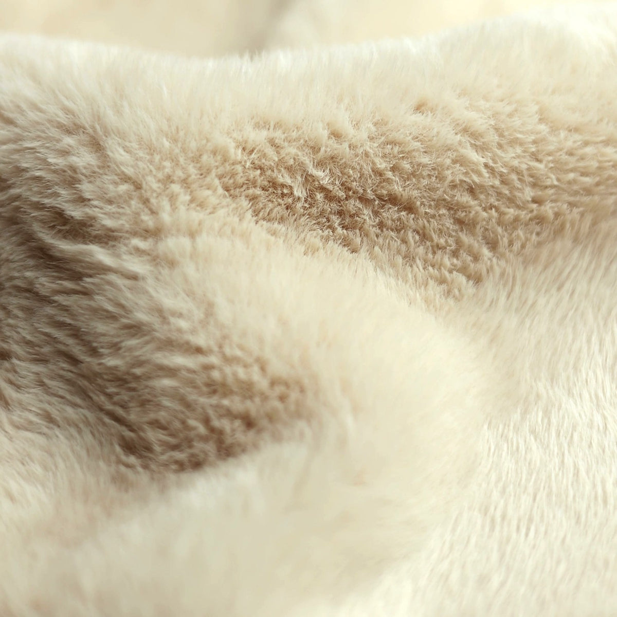 Tessuto in pelliccia ecologica lavorato a maglia CORTO - beige